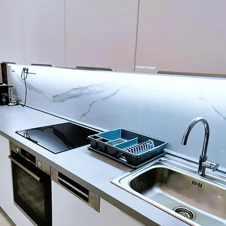 Bella - 86m2, Center Apartment, Next To Metro Line, 2 Bathrooms, Lägenhet